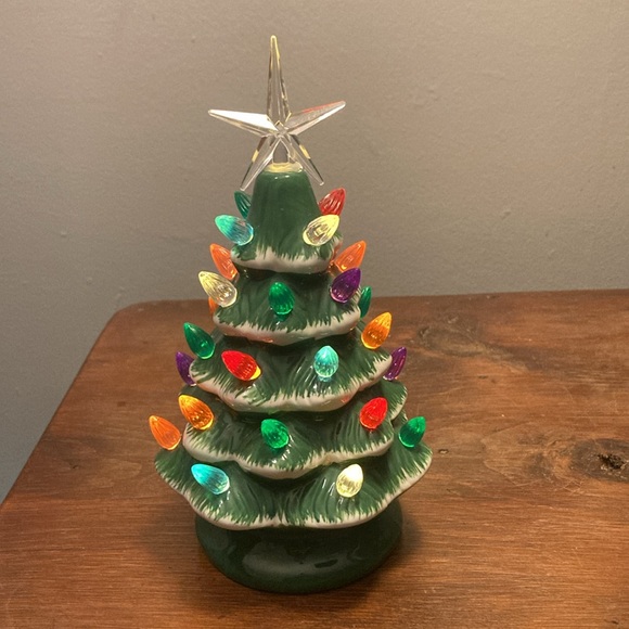 NWT 9” Green & White Snow- LED Light Up Ceramic Tree 🎄 Decoration w/ 30 Bulbs - Picture 3 of 17